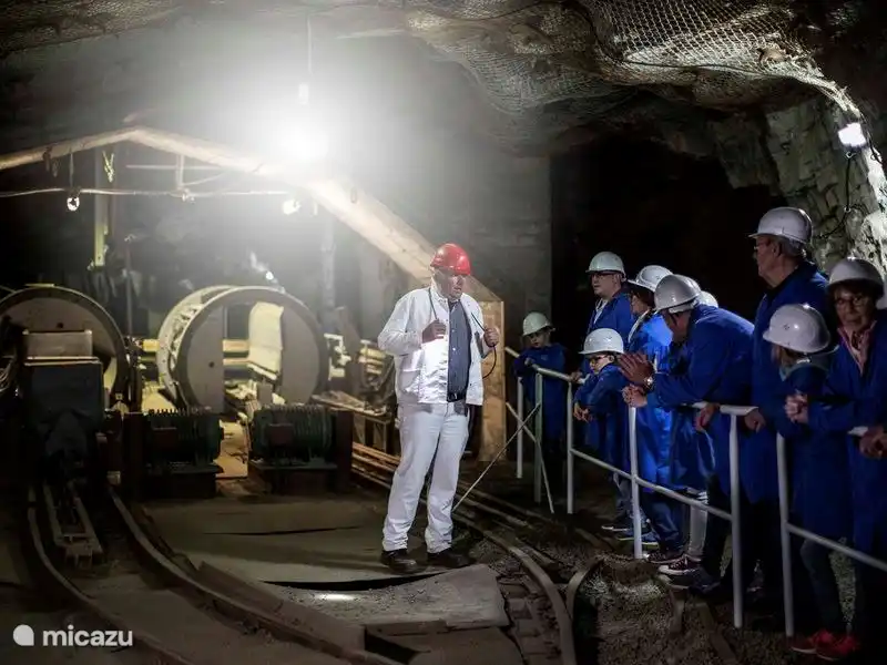Lustige Schlechtwetteraktion: ein Besuch im Bergwerk Ramsbeck. Hier fährst du mit dem Zug tief in den Berg hinein.