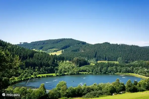 Im Sauerland gibt es viele schöne Seen zum Wassersport, Angeln oder Baden