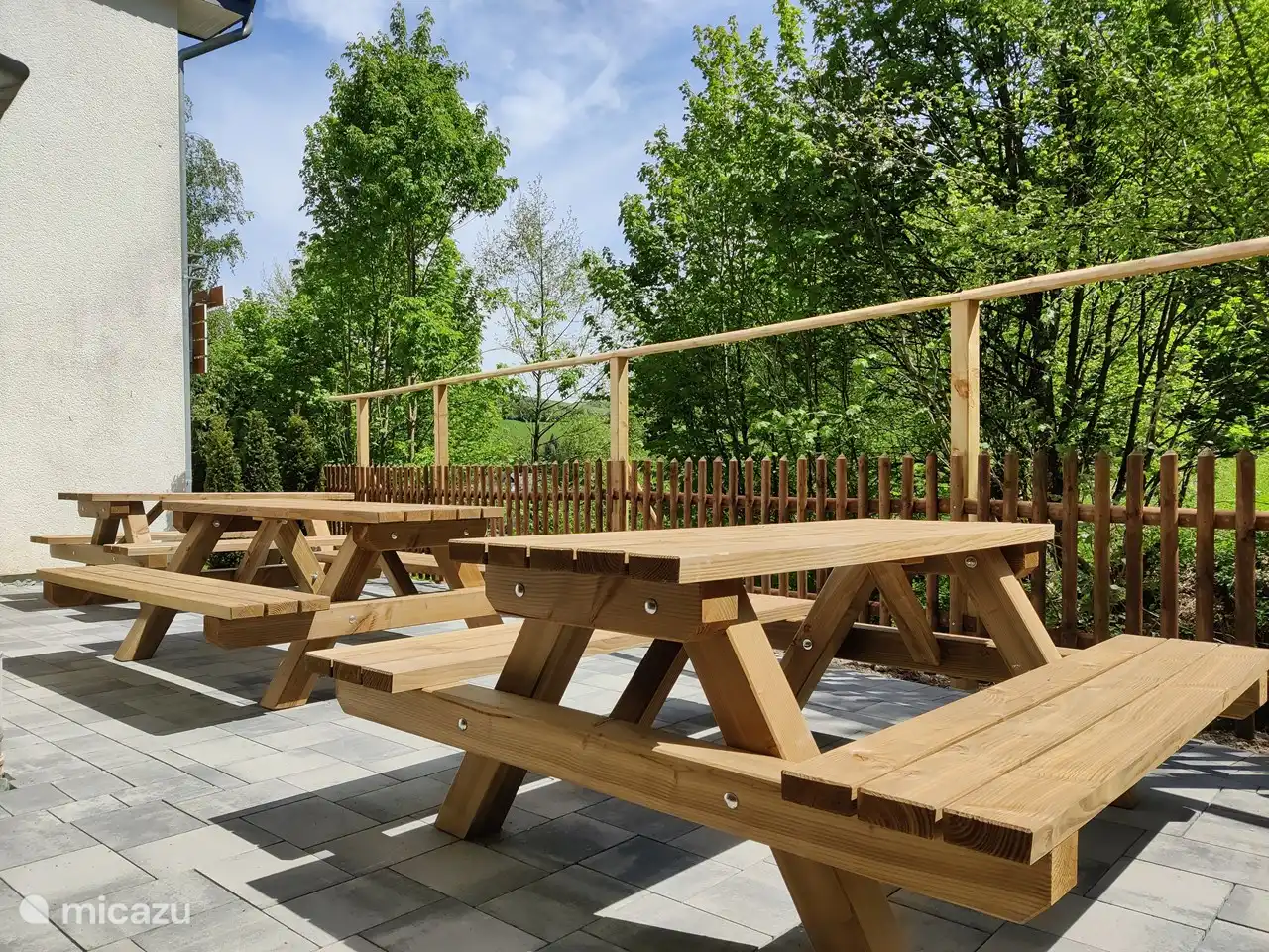 Sonnenterrasse im Waldgarten. Entlang der Terrasse fließt unser eigener Gebirgsbach!