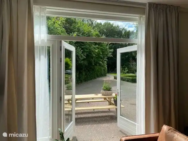Location de Vacances Pays-Bas, Drenthe, Tynaarlo, chambres d'hôtes - Remise de Villadelfia Regardez à travers du salon vers l'extérieur.