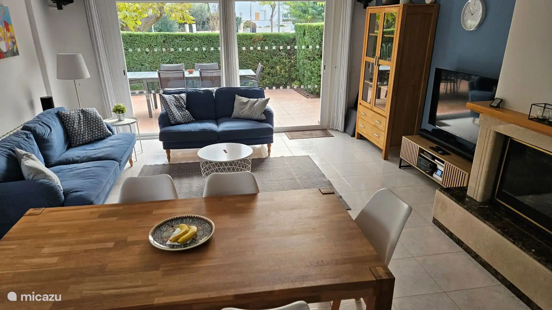 Spacieux salon - salle à manger avec smart TV et modem satellite numérique Canal et connexion fibre optique et pour wifi rapide dans toute la maison.