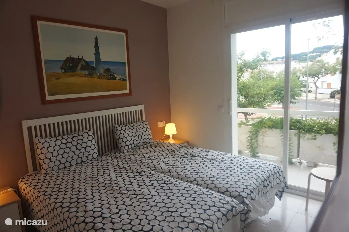 Chambre spacieuse avec accès au balcon et climatisation