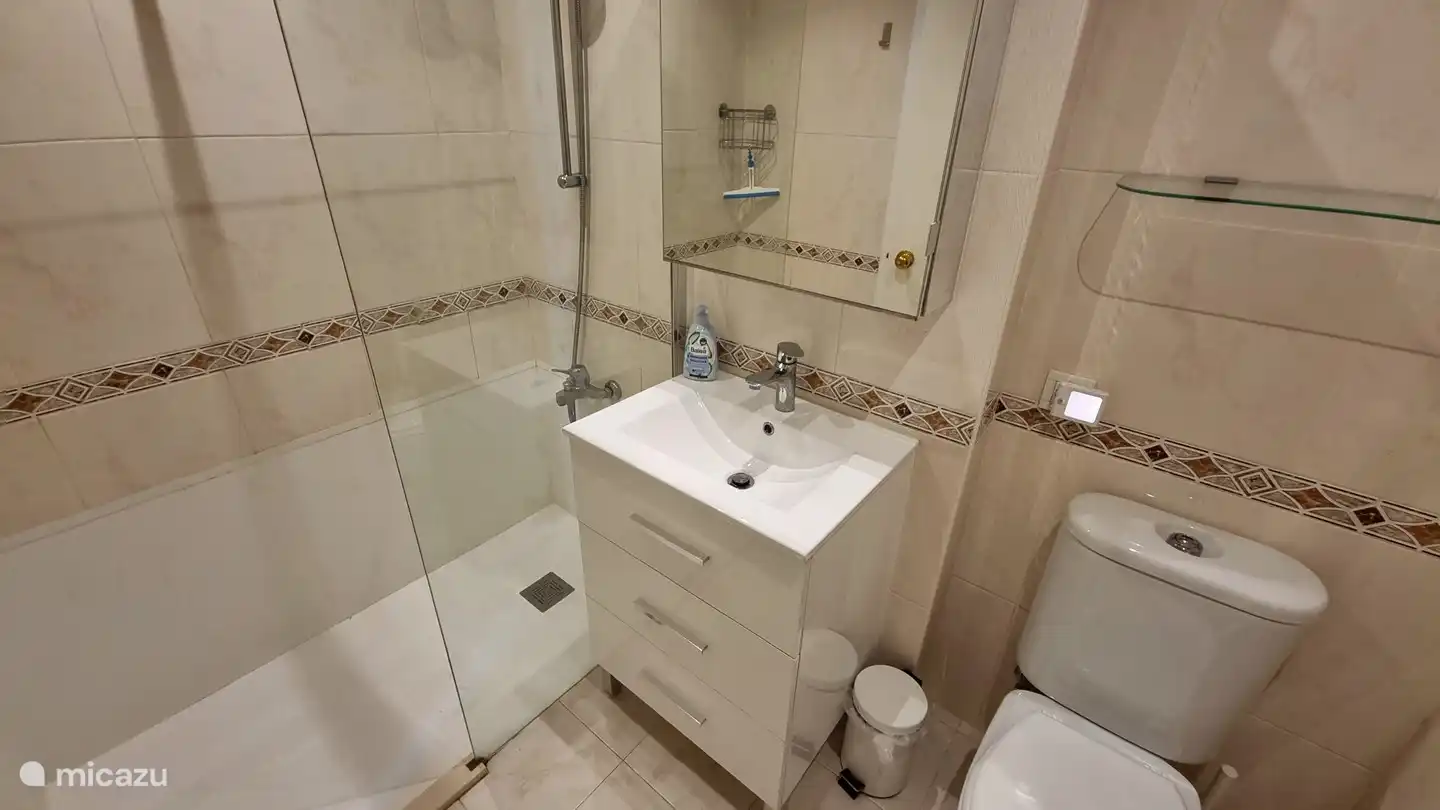 Salle de bains
Salle de bain spacieuse avec douche à l'italienne et toilettes, bidet et lavabo