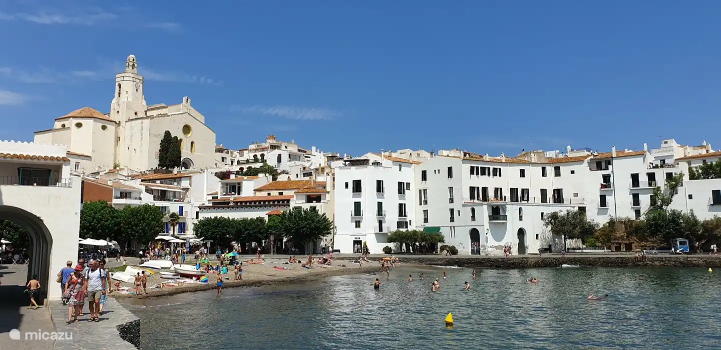 Cadaqués est connu comme l’un des plus beaux villages de la Costa Brava. L’ancien village de pêcheurs dans un magnifique paysage côtier est surtout connu comme le lieu de l’artiste Salvador Dalí, mais offre également une atmosphère bohème et artistique en général. 