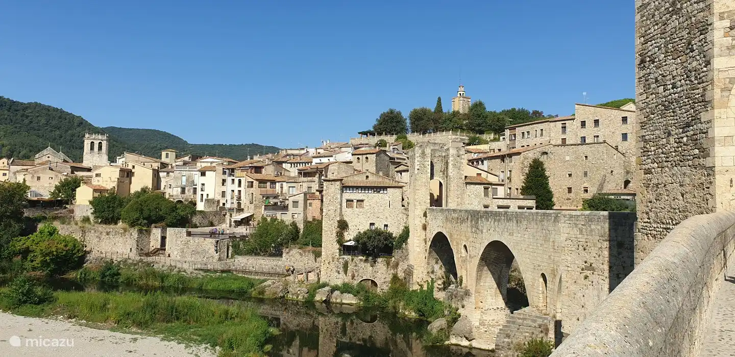 Ne manquez pas de visiter Besalú. C’est l’un des plus beaux villages de Catalogne. Avec ses nombreuses rues étroites, le célèbre pont roman (du 12ème siècle !) et la porte médiévale de la ville, ce lieu magique est un voyage populaire.