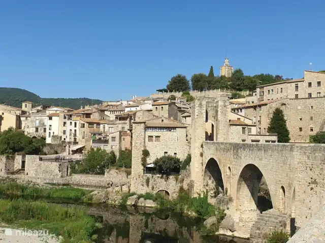 Casa Badia de S'agaro huren in Spanje, Costa Brava, Sant Feliu de Guíxols - geschakelde woning Ga zeker een keer naar Besalú. Het is één van de mooiste dorpen van Catalonië. Met de vele smalle straatjes, de beroemde Romaanse brug (uit de 12e eeuw!) en de middeleeuwse stadspoort, is deze magische plek een populair uitstapje.