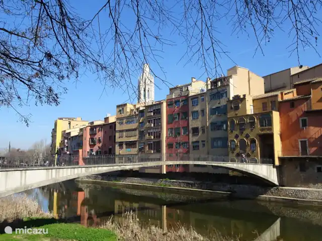 Casa Badia de S'agaro huren in Spanje, Costa Brava, Sant Feliu de Guíxols - geschakelde woning De mediterrane stad Gerona ligt in het noorden van Spanje in de regio Catalonië. Door de ligging die iets verder van de kust is, geniet de stad van aangename temperaturen. Het oude stadsdeel ‘Barri Vell’ heeft de meest waardevolle bezienswaardigheden te bieden. Hier vind je het prachtige plein Plaç