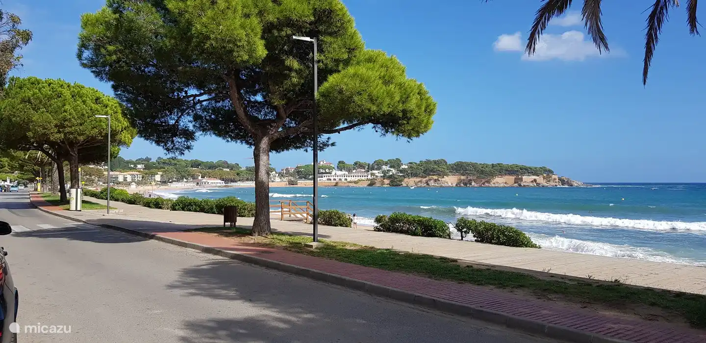 Le boulevard de S'agaro avec ses restaurants chaleureux