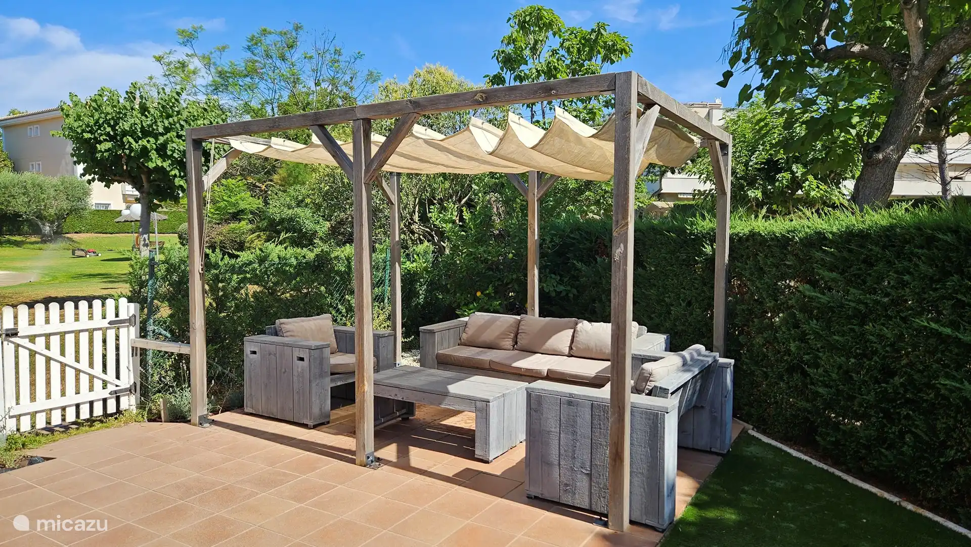 L’ensemble de salon avec pergola