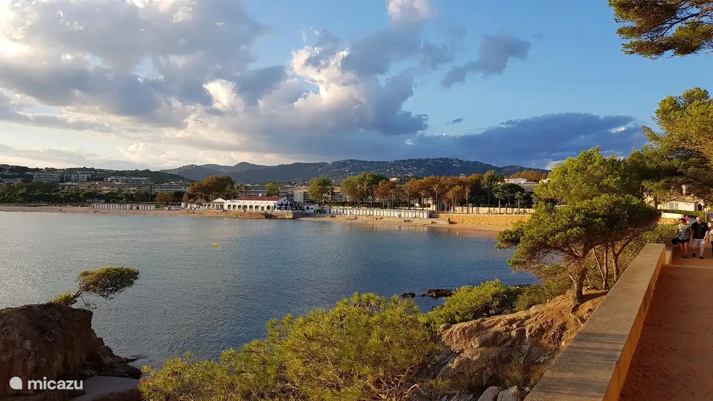 En marchant le long de la côte à S'Agaro et Sa Conca, la Costa Brava animée semble soudainement très loin. À S'Agaró, un endroit un peu plus calme entre Sant Feliux de Guixols et la très animée Platja d'Aro, vous pouvez marcher un peu sur le Camí de Ronda et soudainement ne faire qu'un avec la nature.