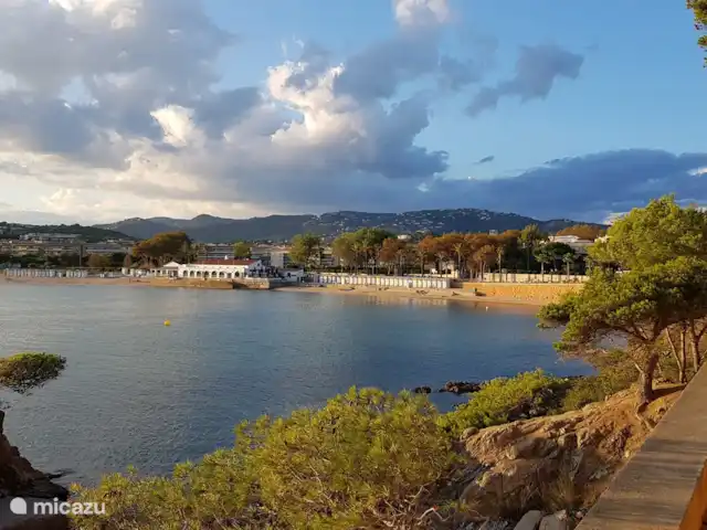 Casa Badia de S'agaro huren in Spanje, Costa Brava, Sant Feliu de Guíxols - geschakelde woning Wandelend langs de kust bij S’Agaro en Sa Conca lijkt de drukke Costa Brava ineens heel ver weg. Bij S’Agaró, een iets rustiger plaats tussen Sant Feliux de Guixols en het drukke Platja d’Aro kun je een stukje van de Camí de Ronda lopen en zomaar ineens één zijn met de natuur.