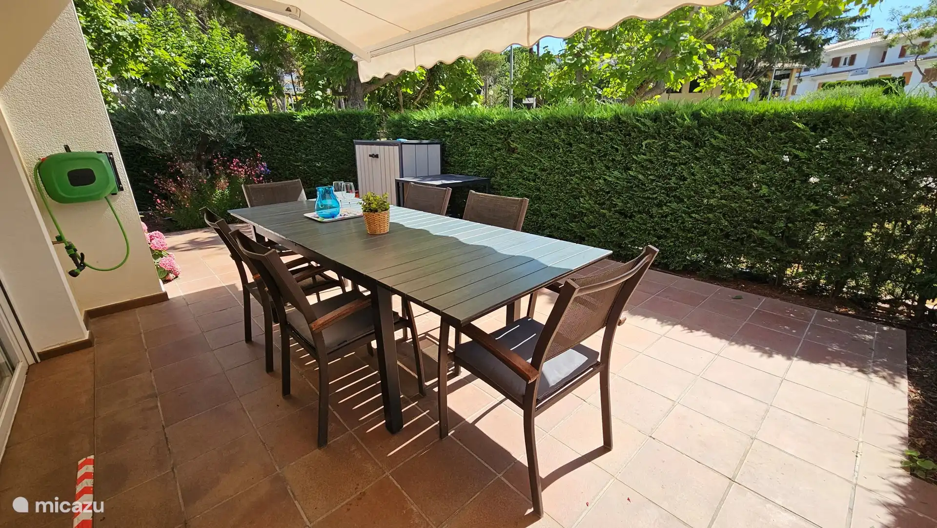 À l’extérieur se trouve une table à manger spacieuse pour 8 personnes et bien sûr le barbecue ne manque pas.