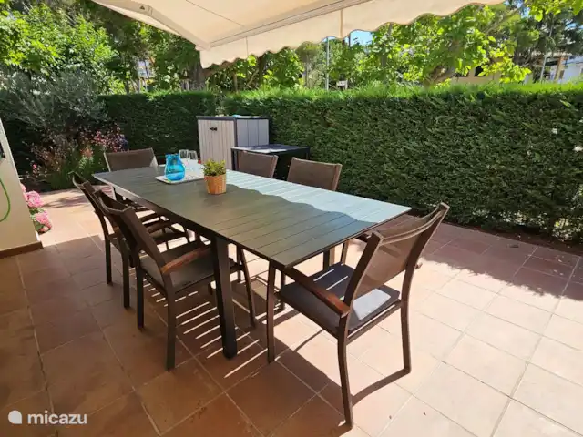 Casa Badia de S'agaro huren in Spanje, Costa Brava, Sant Feliu de Guíxols - geschakelde woning Buiten staat een ruime eettafel voor 8 personen en natuurlijk ontbreekt de bbq niet.