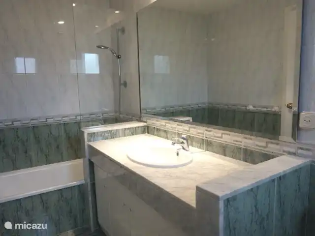 Casa Badia de S'agaro huren in Spanje, Costa Brava, Sant Feliu de Guíxols - geschakelde woning Badkamer met wastafel, wc, bidet en douche met ligbad.