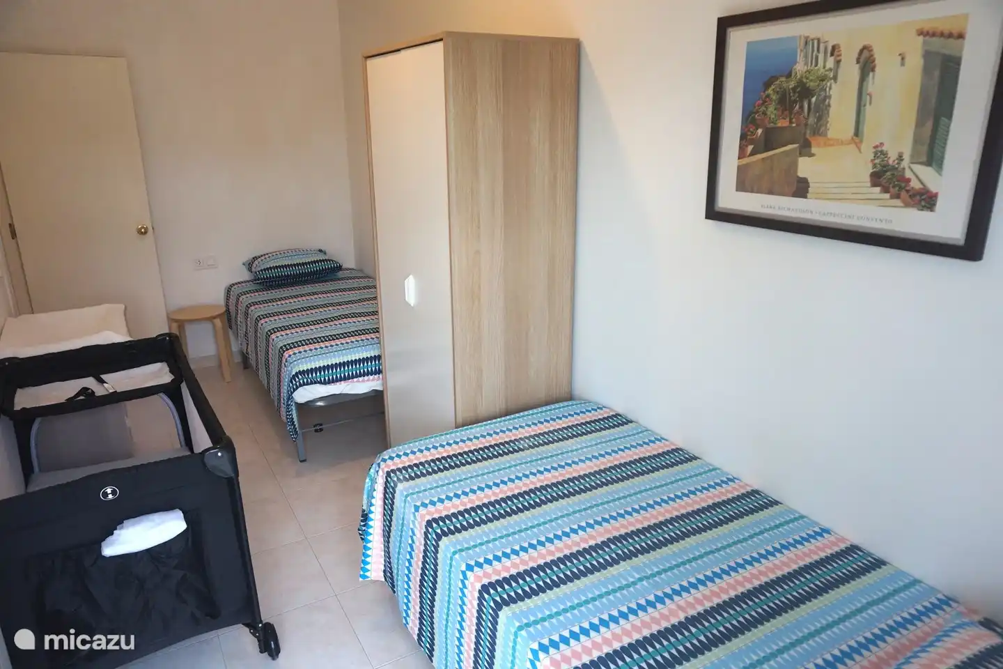 Chambre avec accès au balcon et climatisation