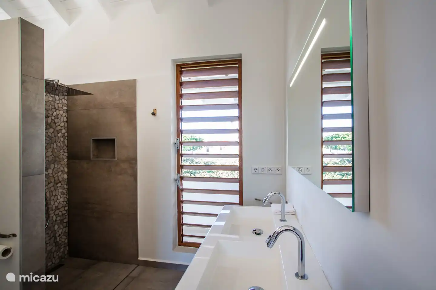 Selbstverständlich Ihr eigenes Badezimmer mit Regendusche und Handbrause.