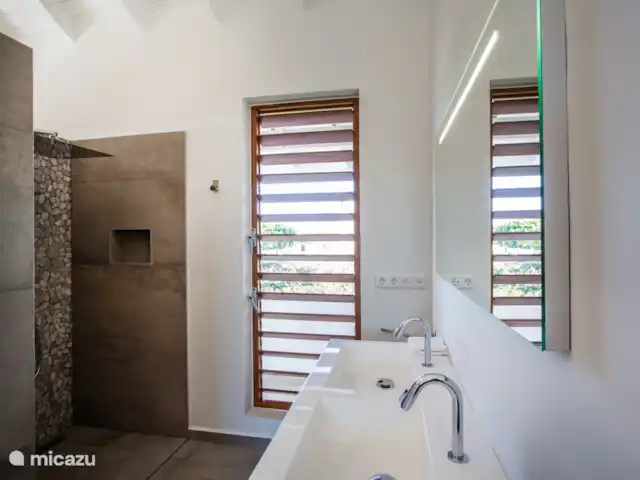 VILLA MARTINI c’est votre nom Bon Bini☀️ | Curaçao, Banda Ariba (est), Jan Thiel - villa Bien sûr, votre propre salle de bain avec douche à effet pluie et douchette.