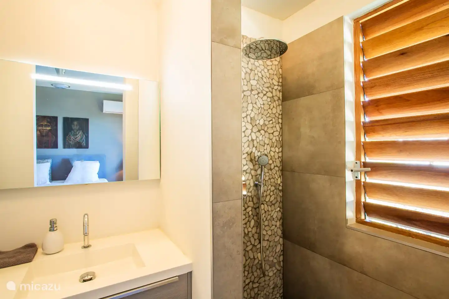 Jeder hat sein eigenes Bad und WC.
Mit eigener Regendusche und Handbrause.