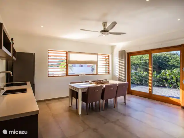 VILLA MARTINI c’est votre nom Bon Bini☀️ | Curaçao, Banda Ariba (est), Jan Thiel - villa Le salon et la cuisine de l'appartement au rez-de-chaussée