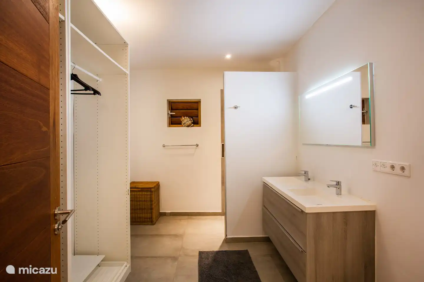 Das große (auch separate) Badezimmer der Wohnung