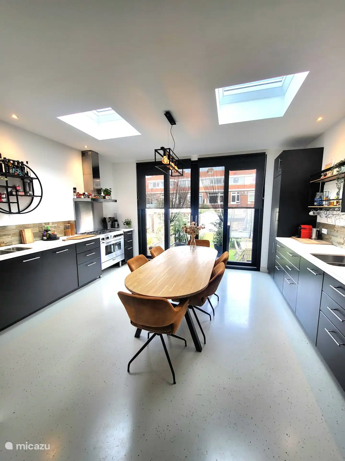 De keuken met eettafel