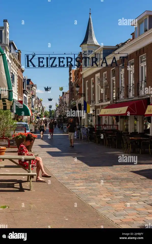 Die Einkaufsstraße „De Keizerstraat“ mit AH, Hema, Kruidvat, Etos sowie mehreren Restaurants und Bars ist 100 Meter entfernt