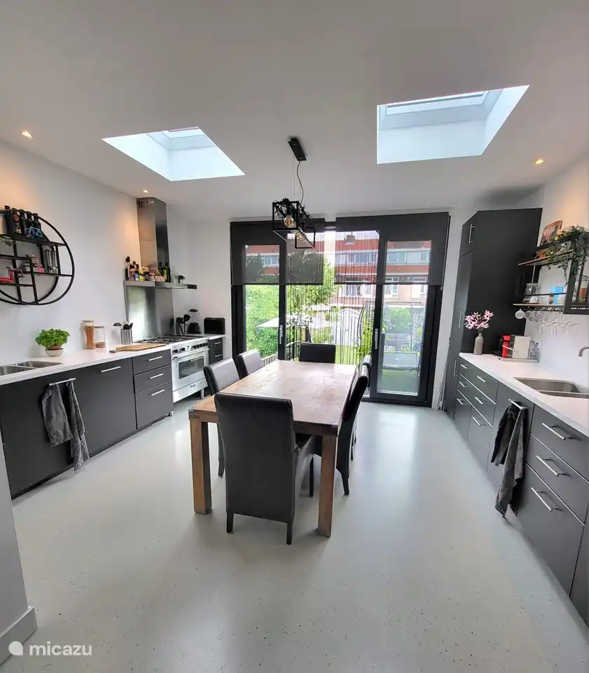 Die Küche mit Esstisch