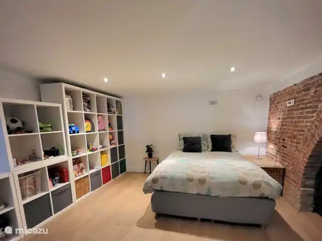 Grande maison de plage familiale, grand jardin | Pays-Bas, Hollande méridionale, La Haye - maison mitoyenne La salle de jeux pour enfants avec lit (non comptée comme une chambre en raison de la connexion ouverte par un escalier ouvert avec le rez-de-chaussée)
