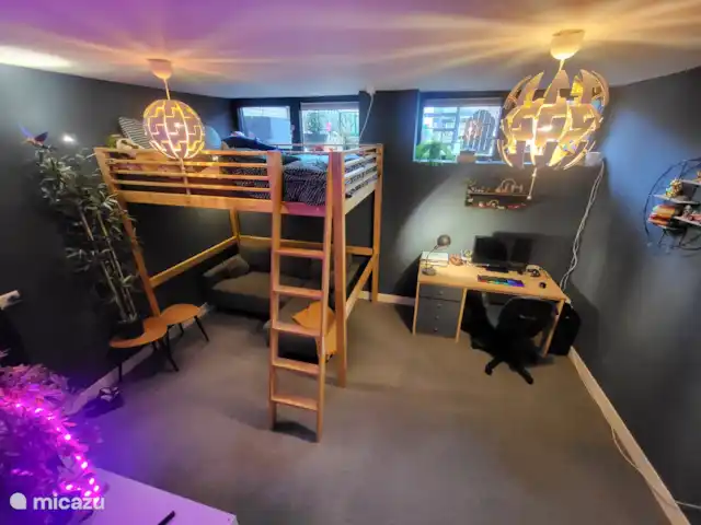 Grande maison de plage familiale, grand jardin | Pays-Bas, Hollande méridionale, La Haye - maison mitoyenne La chambre au sous-sol avec lit mezzanine