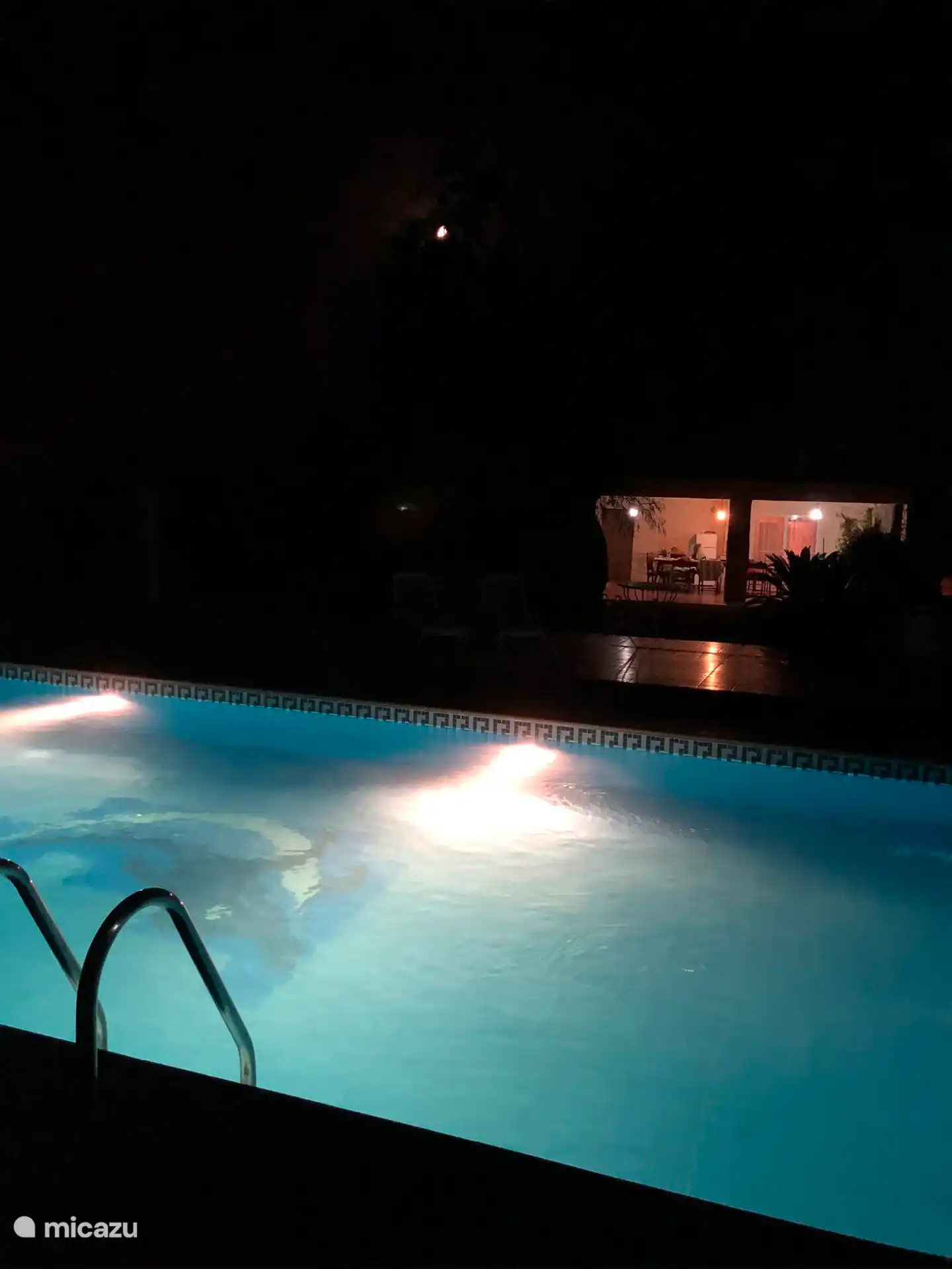 verlicht zwembad in de nacht