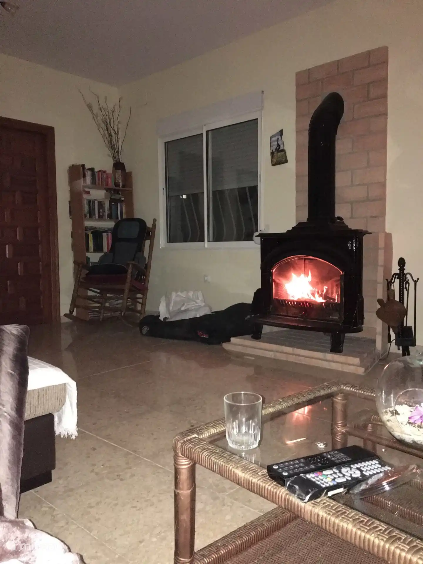 Lekker warm met de openhaard in de winter. (Verwarmen met de airco kan ook)