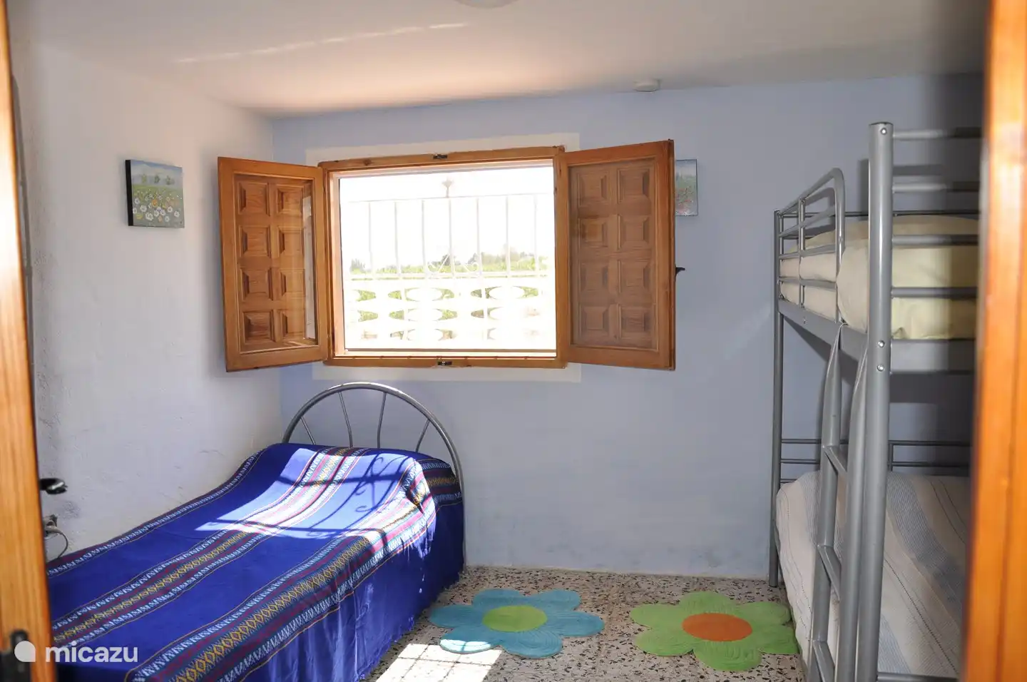 De blauwe slaapkamer. Het stapelbed staat er niet meer, maar wel 2x 1 persoonsbedden.