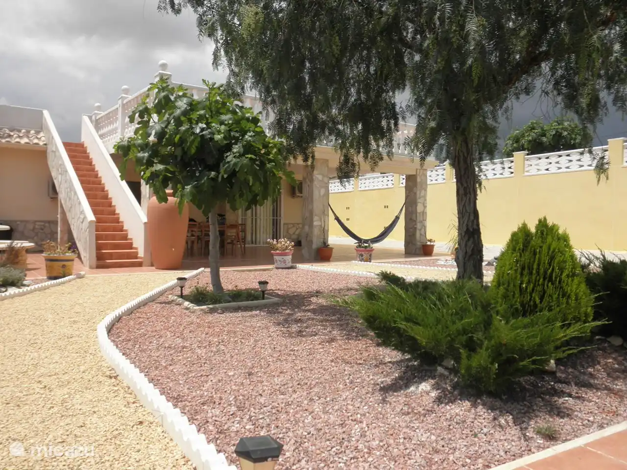 Dit is de tuin, tussen het huis en het zwembad. 