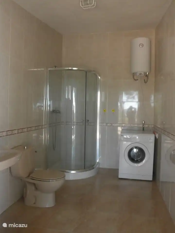 De badkamer achterop het erf. Deze badkamer is eenvoudig te bereiken vanaf het zwembad. Hier staat ook de wasmachine. 