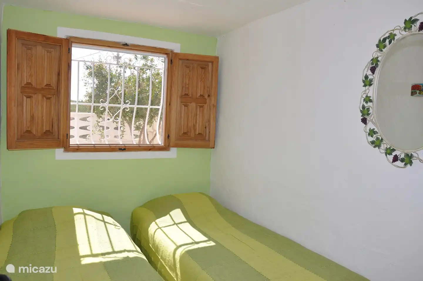 De groene slaapkamer met 2x 1 persoonsbedden.