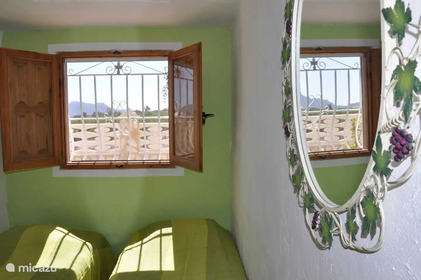 Onze groene slaapkamer. Heerlijk de luiken open met prachtig uitzicht over de bergen.