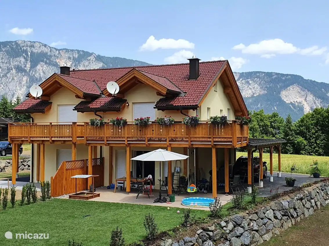 Côté jardin de notre maison avec le massif des Villacher Alpen en arrière-plan