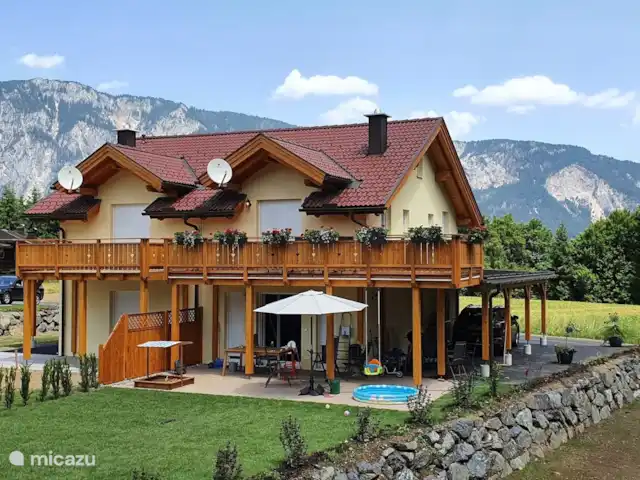 Berghaus Edelhirsch | Autriche, Carinthie, Arnoldstein - chalet Côté jardin de notre maison avec le massif des Villacher Alpen en arrière-plan