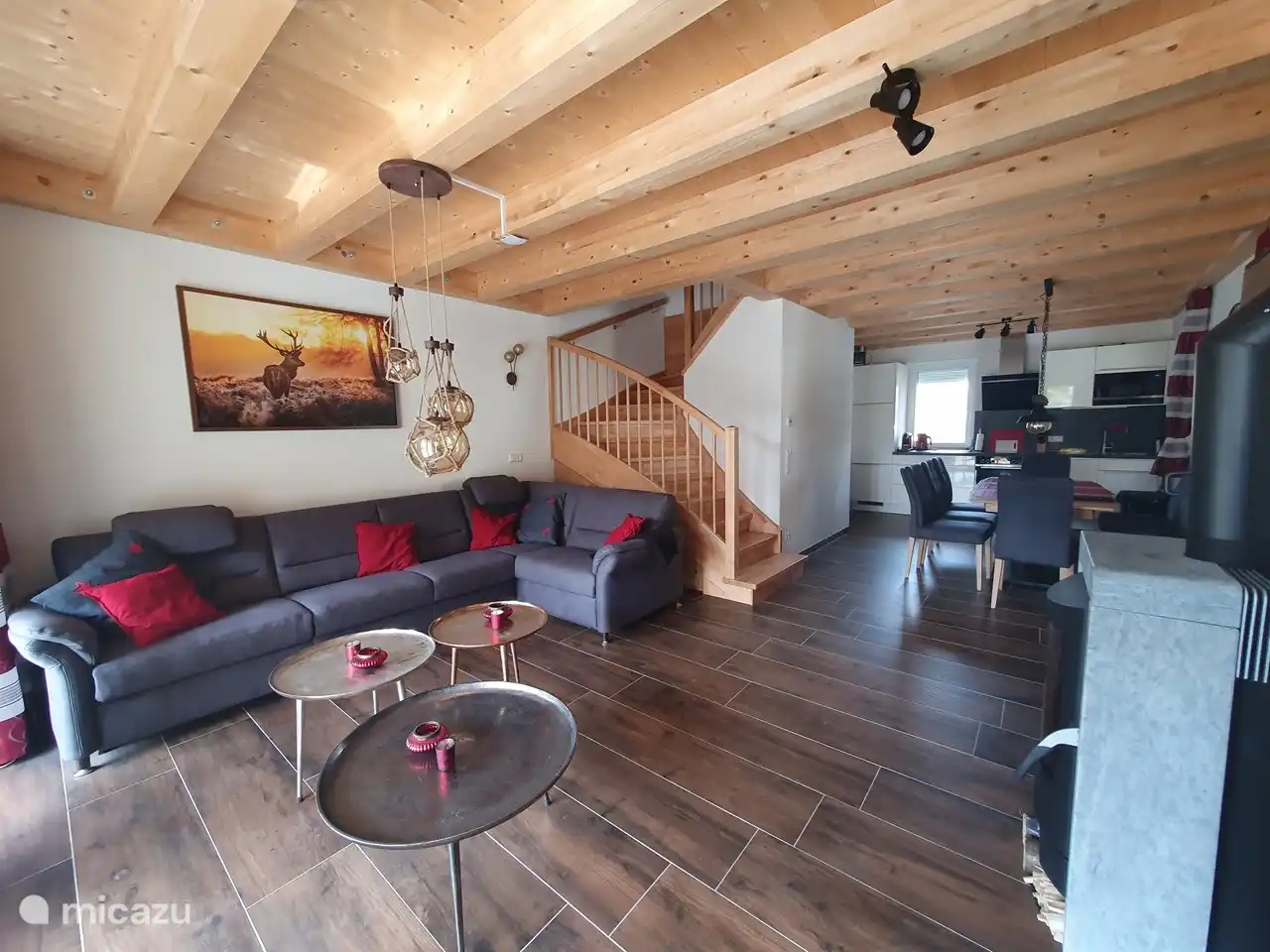 Le salon cosy avec un grand canapé confortable, wifi gratuit, TV avec Canal Digital