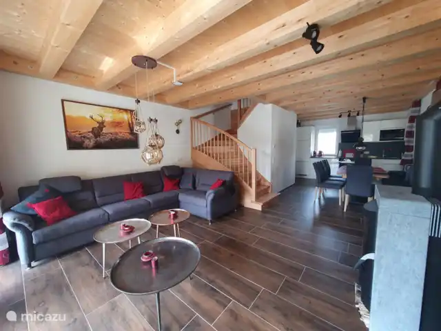 Berghaus Edelhirsch | Autriche, Carinthie, Arnoldstein - chalet Le salon cosy avec un grand canapé confortable, wifi gratuit, TV avec Canal Digital