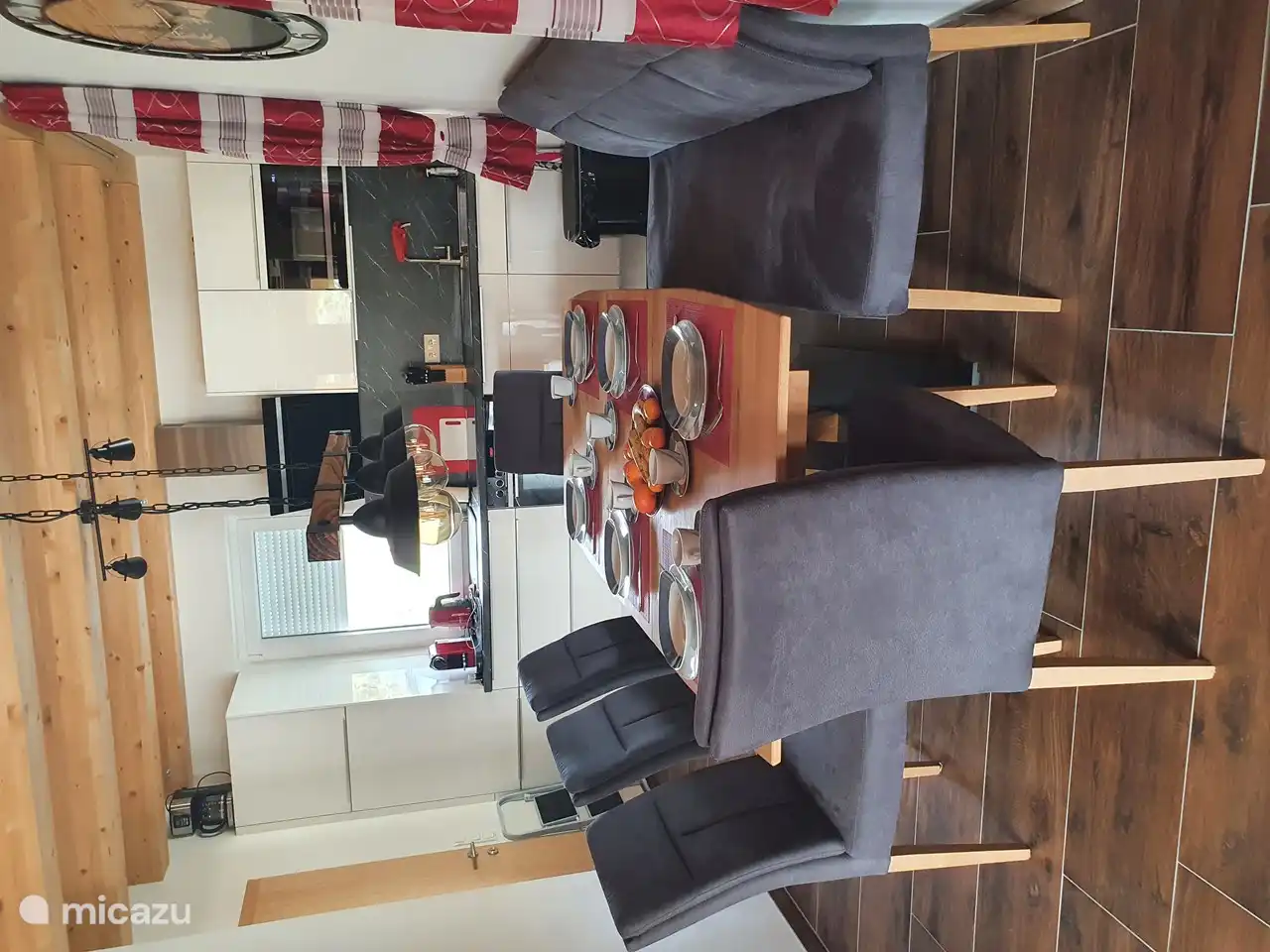 La grande salle à manger et la cuisine entièrement équipée