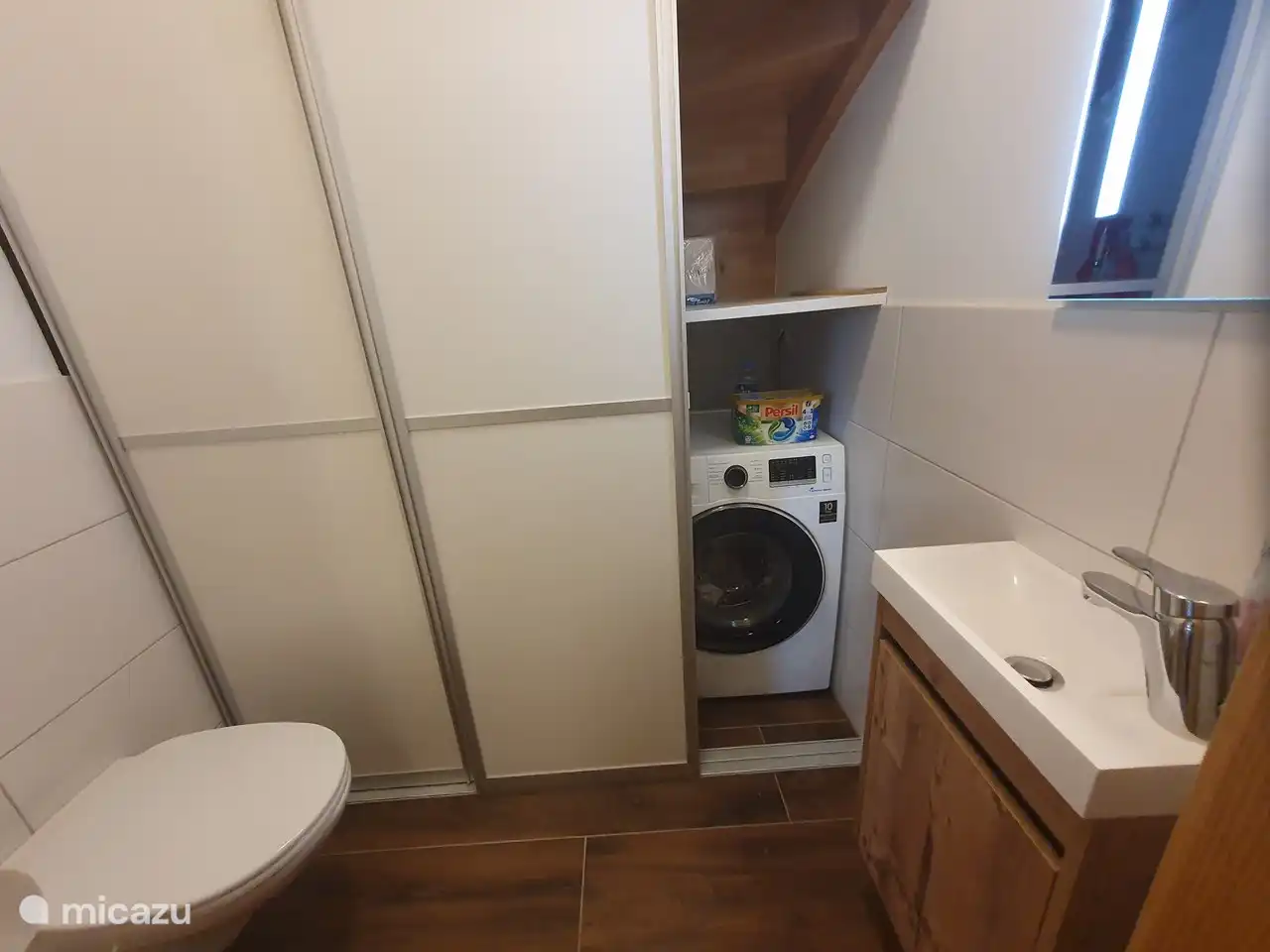 Toilette rez-de-chaussée, avec espace pour laveuse/sécheuse et placard de rangement