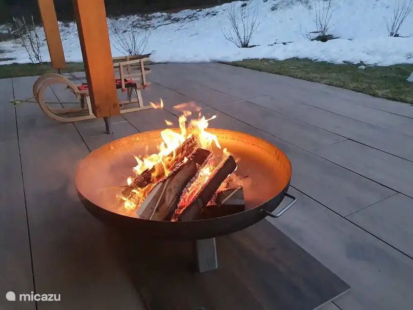 Bol à feu, agréable à s'asseoir, créateur d'ambiance été comme hiver. Bois disponible.
