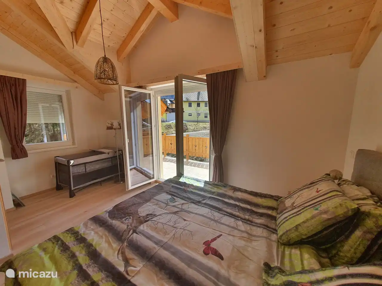 Chambre 1, avec sommier double, lit bébé et salle de bain attenante