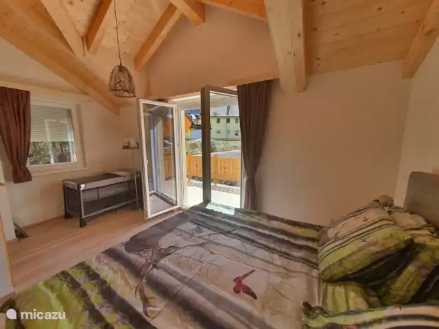 Berghaus Edelhirsch | Autriche, Carinthie, Arnoldstein - chalet Chambre 1, avec sommier double, lit bébé et salle de bain attenante