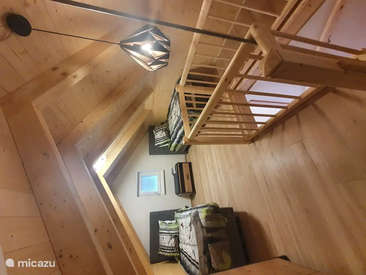 Troisième chambre au deuxième étage, avec trois lits simples avec sommier à ressorts