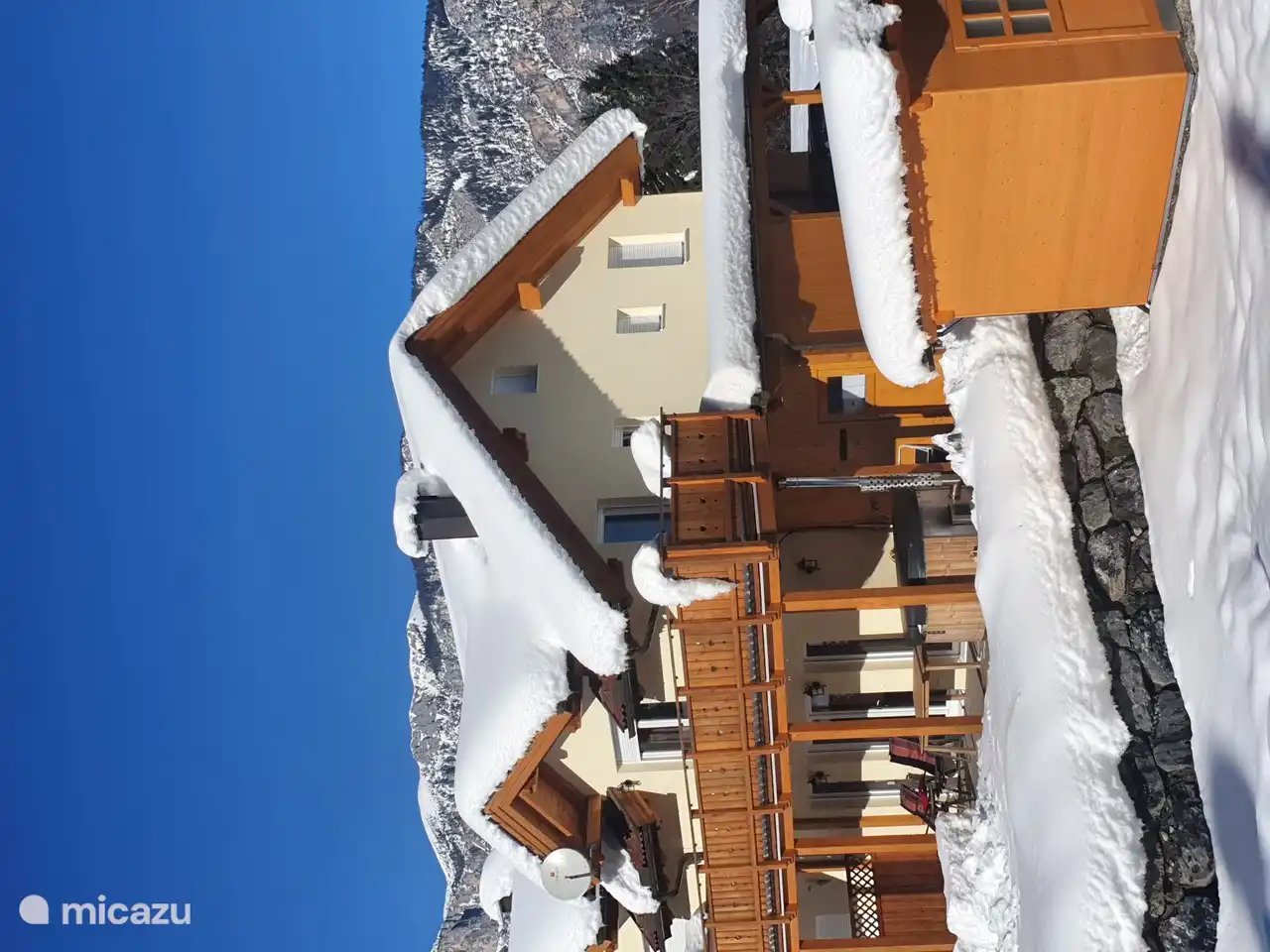 Les épaisses couches de neige restent belles.