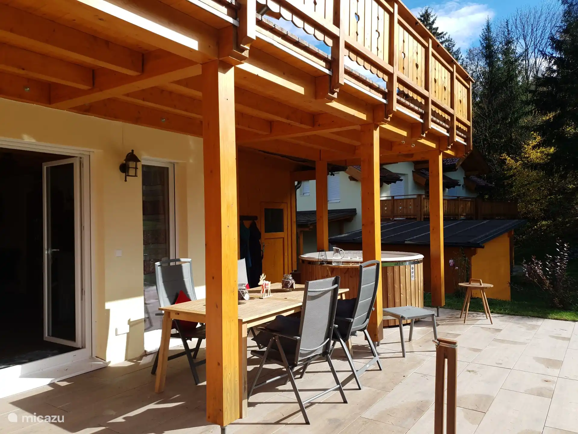 Beaucoup d'espace extérieur avec une grande terrasse, où vous pourrez prendre votre petit-déjeuner et vous détendre