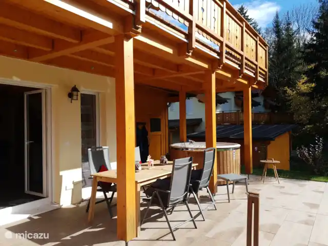 Berghaus Edelhirsch | Autriche, Carinthie, Arnoldstein - chalet Beaucoup d'espace extérieur avec une grande terrasse, où vous pourrez prendre votre petit-déjeuner et vous détendre