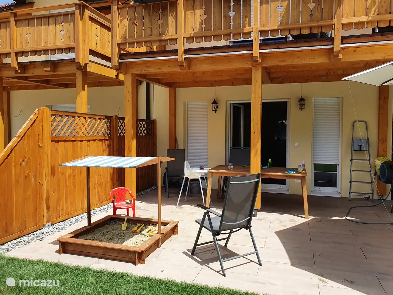 Bac à sable recouvrable sur la terrasse